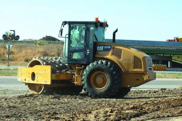 Caterpillar CS74 